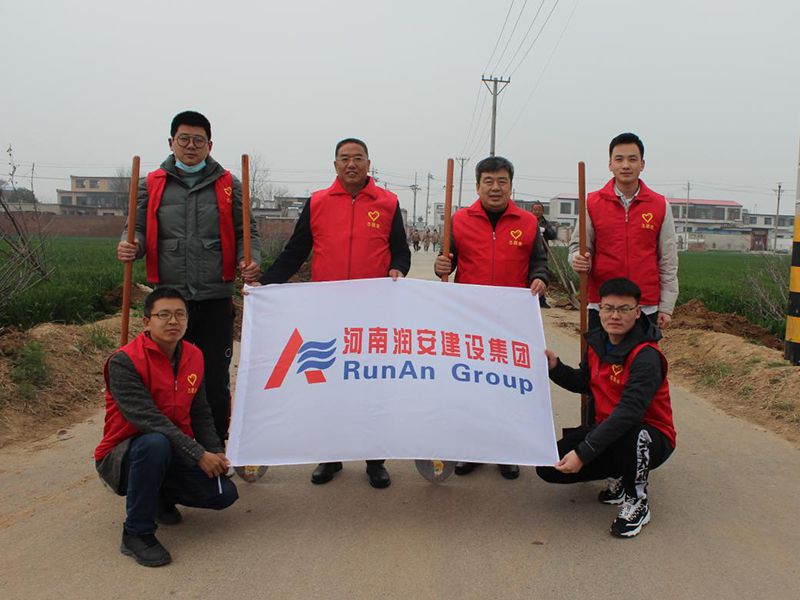 2022年，潤(rùn)安集團(tuán)深入寶蓮寺鎮(zhèn)二十里鋪村，助力人居環(huán)境整治。